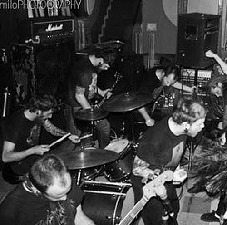 https://static.tvtropes.org/pmwiki/pub/images/Fall_of_Efrafa_FOE_live__Chicago_2009_8477.jpg