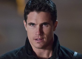https://static.tvtropes.org/pmwiki/pub/images/arrowverse_ronnie_raymond.png