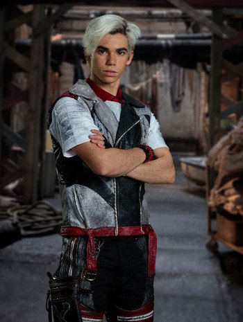 https://static.tvtropes.org/pmwiki/pub/images/carlos_de_vil_descendants_2_2.jpg