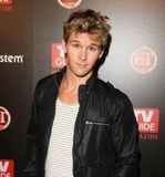 https://static.tvtropes.org/pmwiki/pub/images/tvguidesexieststars2009_ryan_kwanten_212x300_4.jpg
